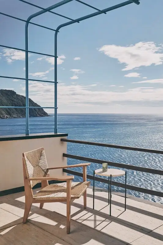 GUBI F-Chair Outdoor Lounge Chair, Natural - Teak 7 GUBI F-Chair Outdoor Lounge Chair, Natural - Teak - Image 5