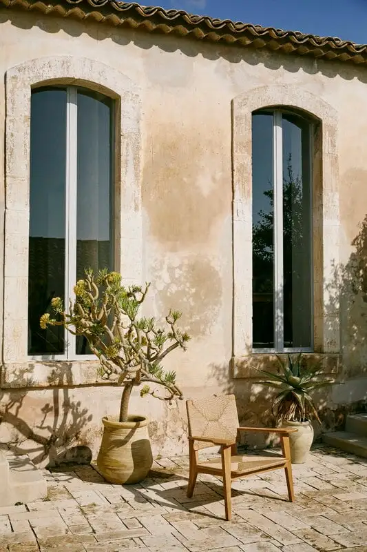 GUBI F-Chair Outdoor Lounge Chair, Natural - Teak 6 GUBI F-Chair Outdoor Lounge Chair, Natural - Teak - Image 4