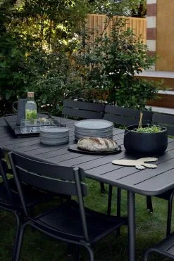 Fermob Luxembourg Table, 207 X 100 Cm, Liquorice -Outdoor textiles Sales LUXEMBOURG ALTO CARBONE ENVIE D AILLEURS GRIS ARGILE KONG ALBUM2022 SARAH BALHADERE